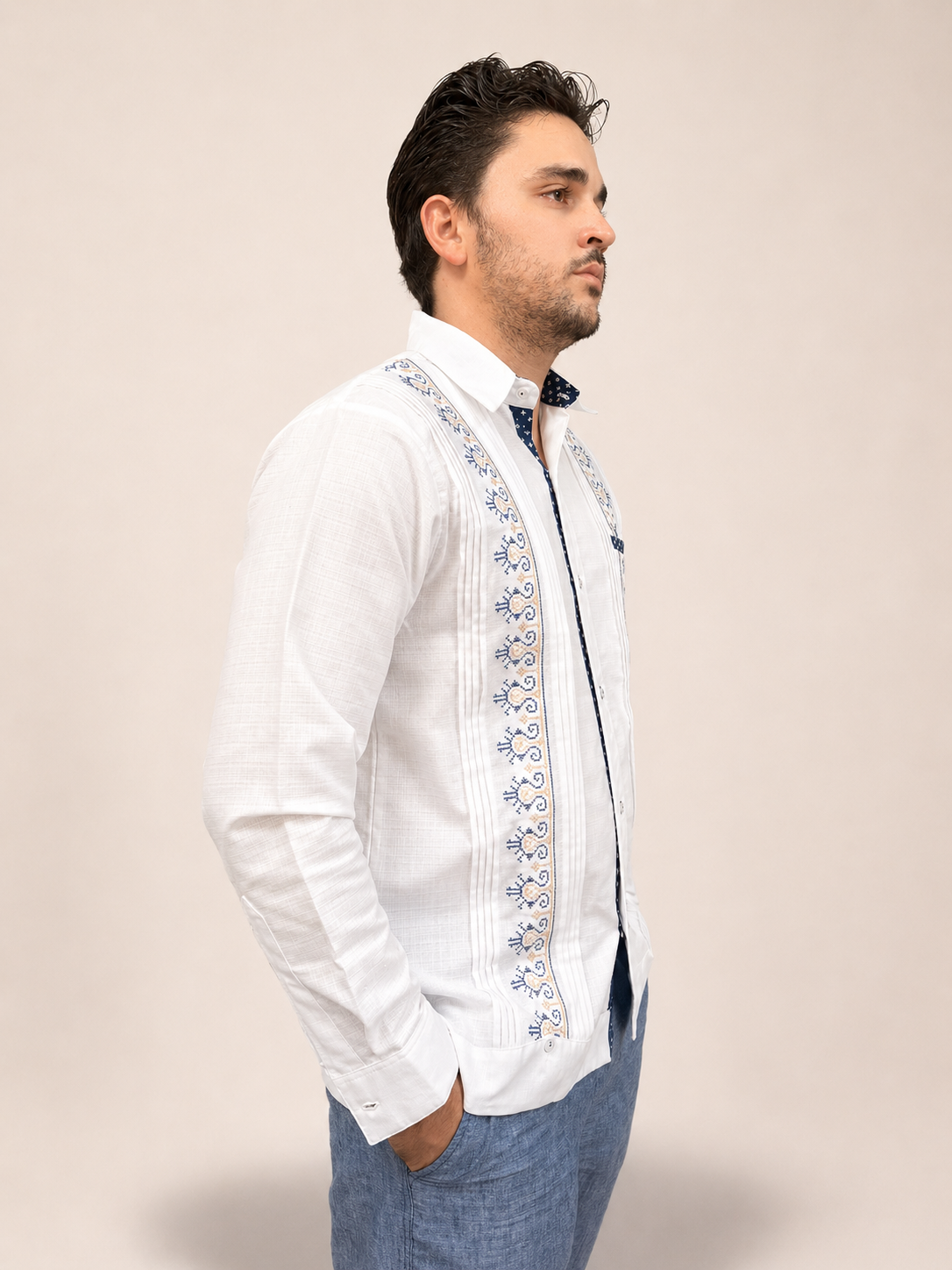Guayabera Hombre Bordado Clásico Blanca con Detalle Azul