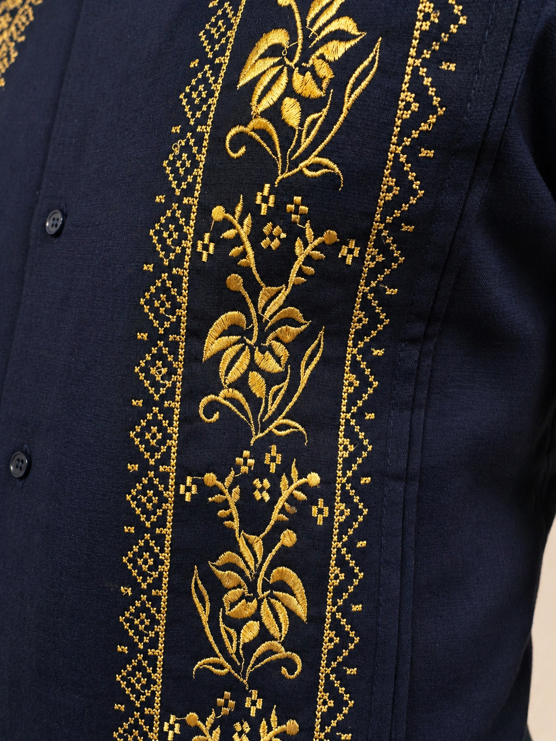 Guayabera Hombre Bordado Floral Azul Oscuro manga corta